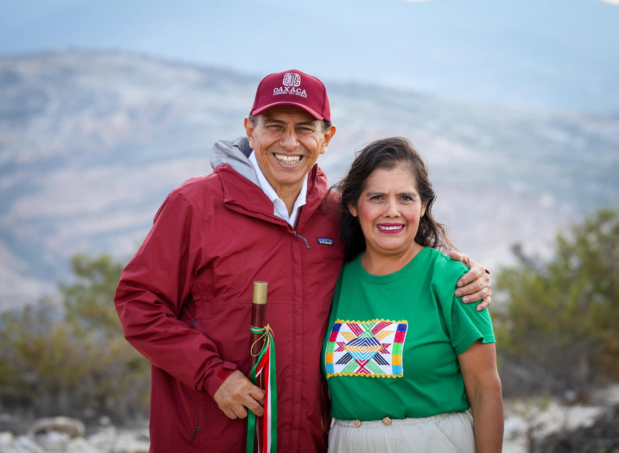 Laura Estrada con el gobernador Salomón Jara