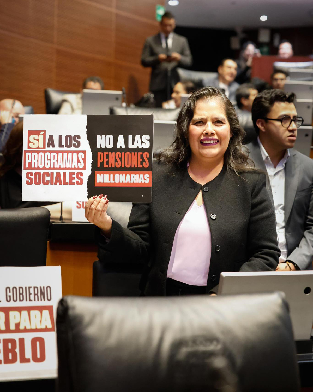 Laura Estrada con cartel en sesión