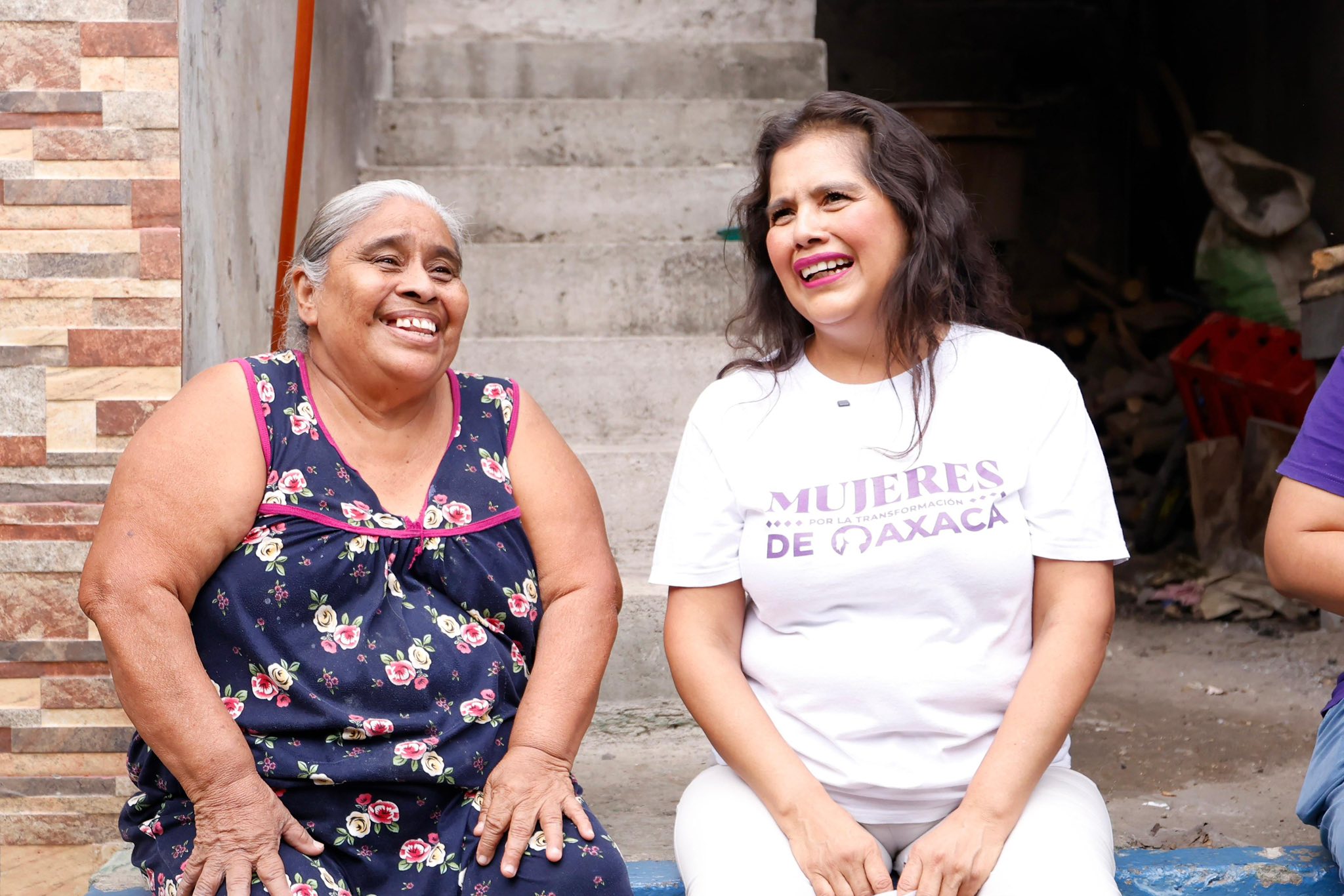 Laura Estrada en visita con ciudadana
